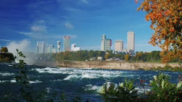 Niagara Falls, Ny - Oktober 21, 2016: Mooie val op de Niagara rivier de snelle stroom van de rivier tegenover Niagara Falls. — Stockvideo