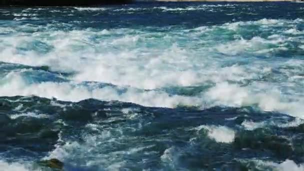 Zuřící peřeje řeky Niagara před vodopád — Stock video