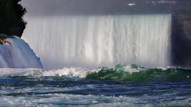 Incríveis Cataratas do Niágara. Parede de água, rio burlyazhaya em primeiro plano. Na foto, uma vez vi várias cachoeiras. ProRes HQ 422 10 bits de vídeo do gravador externo — Vídeo de Stock