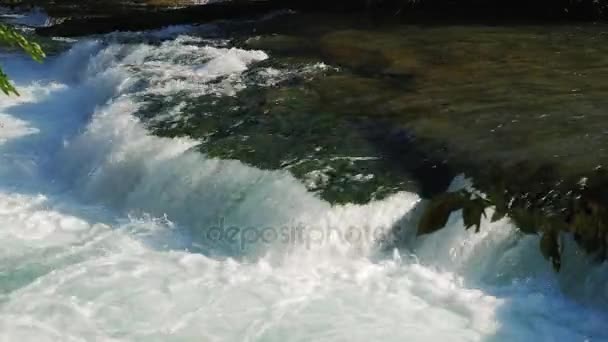 Een van de instroom van de rivier de Niagara voordat de waterval. Heldere herfstdag — Stockvideo