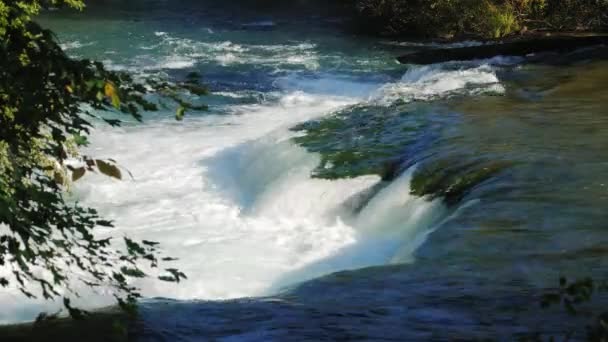 Einer der Zuflüsse des Niagara-Flusses vor dem Wasserfall. klarer Herbsttag — Stockvideo