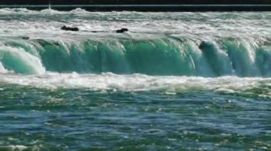 Su güçlü Niagara Falls Streams
