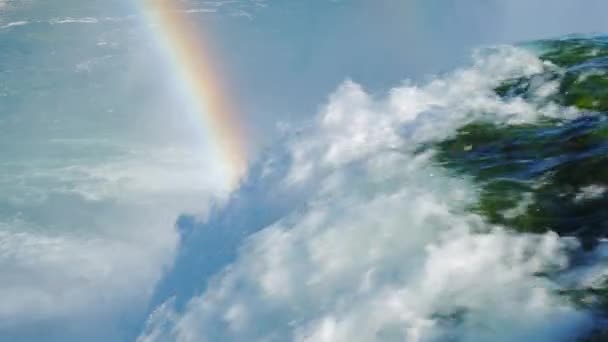 Unglaubliche Niagarafälle und ein Regenbogen darüber. der Wasserfluss fällt herunter, schäumendes Wasser — Stockvideo