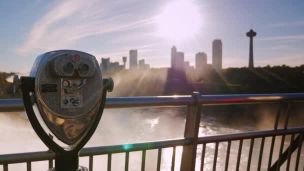 Egy érme működő binokuláris viewer található Niagara Falls, hogy esik a hangsúly a háttérben. — Stock videók