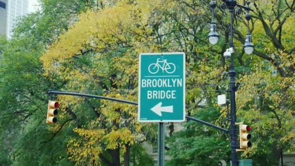 New York City, USA - OKTOBER 26, 2016: Road sign Brooklyn Bridge. Track bicycle — Stock Video