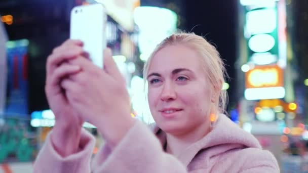 Bir kadın turist New York'ta ünlü saat meydanında telefonun fotoğraf çeker — Stok video