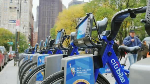 在纽约，美国纽约-十月 26，2016年︰ 城市自行车。被路人 — 图库视频影像
