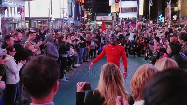 뉴욕시, 미국-10 월, 2016: 타임 스퀘어에서 군중에 대 한 저녁 쇼. 아티스트 아크로 바트 관광객을 즐겁게 — 비디오