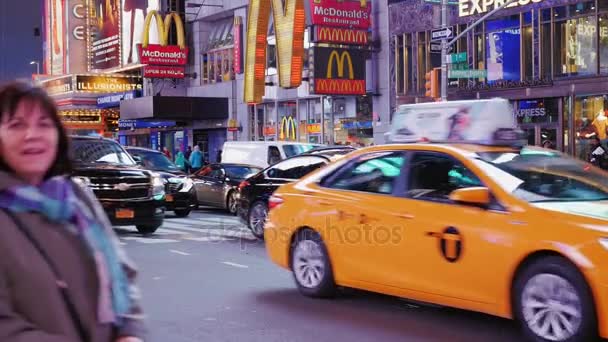 Nueva York, EE.UU. - OKTOBER, 2016: El intenso tráfico de automóviles y peatones en Times Square. Los famosos taxis amarillos que van por carretera — Vídeos de Stock