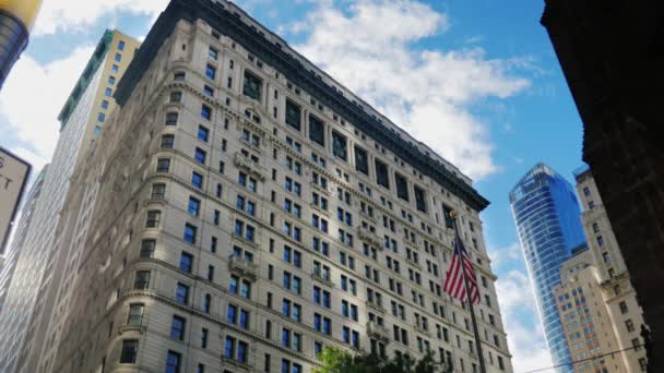 Bürogebäude mit der amerikanischen Flagge. Wall Street, New York — Stockvideo