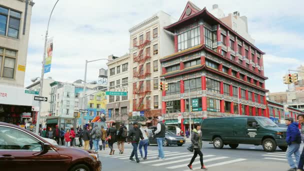 New York City, USA - OKTOBER, 2016: Chinatown in Manhattan, New York. Road traffic and the building in Chinese style — Stock Video