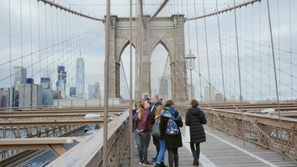 New York City, Usa - Oktober, 2016: Turister promenad och göra foto på berömda Brooklyn Bridge i New York City — Stockvideo