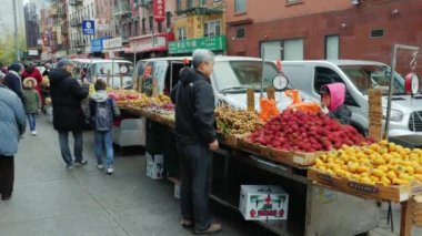 New York City, Amerika Birleşik Devletleri - Oktober, 2016: Meyve ve sebze Chinatown New York'ta sokak satıcıları satmak
