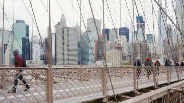 New York City, Amerikai Egyesült Államok - Oktober, 2016: Mozgás gyalogosok és kerékpárosok turstov a New York-i Brooklyn-híd. — Stock videók