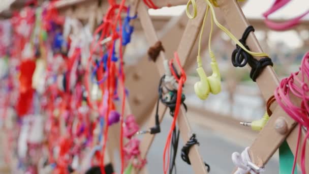 Many headphones on the railing of the Brooklyn Bridge — Stock Video