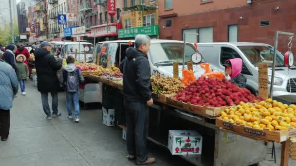 New York, États-Unis - OKTOBER, 2016 : Les vendeurs de rue vendent des fruits et légumes à Chinatown New York — Video