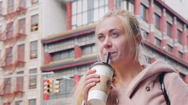 Young tourist drink bubble tea in Chinatown New York, USA — Stock Video