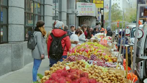 New York, États-Unis - OKTOBER, 2016 : Les passagers achètent des fruits et légumes à Chinatown New York — Video