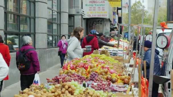 New York City, Amerika Serikat - OKTOBER, 2016: Buah dan sayuran di pasar kecil di Chinatown — Stok Video