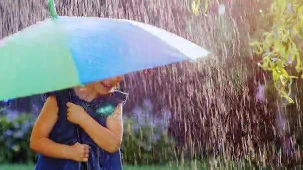 Menina despreocupada sob um guarda-chuva colorido . — Vídeo de Stock