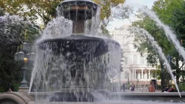 New York, Amerikai Egyesült Államok - Okt, 2016: A Croton szökőkút, vagy penész szökőkút, a City Hall Park, a Manhattan, New York — Stock videók