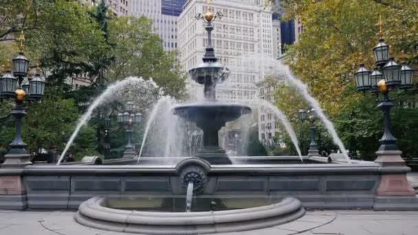Нью-Йорк, США — Жовтень, 2016: Мерія або Кротоні фонтан, Манхеттен, Нью-Йорк — стокове відео