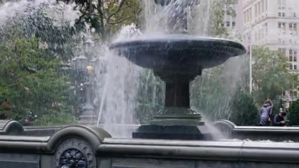 Nova Iorque, EUA - OKT, 2016: City Hall or Croton Fountain, Manhattan, NYC. Inclinação tiro — Vídeo de Stock