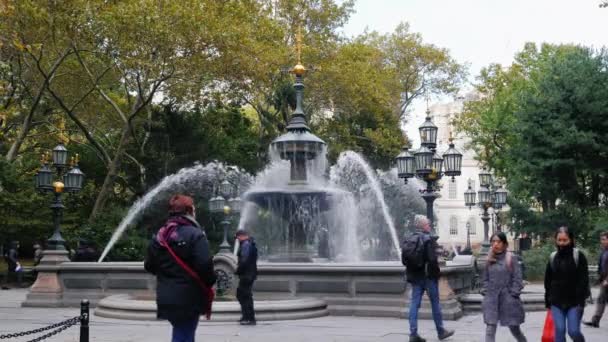 New York, Verenigde Staten - Okt, 2016: Mensen lopen rond het stadhuis of Croton fontein, Manhattan, Nyc — Stockvideo