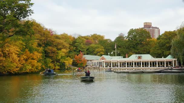 Nowy Jork, Usa - Okt, 2016: Turystów jeździć w małej łodzi na jeziorze w Central Park — Wideo stockowe