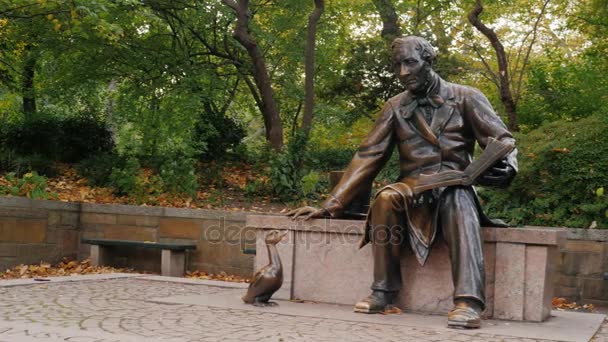 New York, Amerikai Egyesült Államok - Okt, 2016: Hans Christian Andersen, a Central Park, New York City-ben bronz szobra — Stock videók