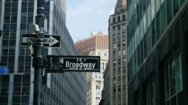 New York, ABD - Okt, 2016: Nyc için ünlü tiyatrolar bölgesi kalbinde yönünü gösteren tabela