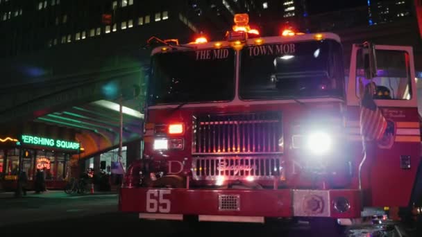 New York, USA - OKT, 2016 : La rue est un camion de pompiers avec des feux clignotants activés. Passage par les piétons — Video