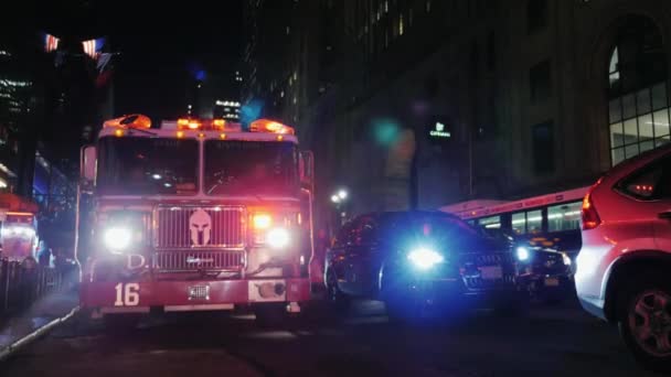 Нью-Йорк, США — Жовтень, 2016: Пожежна машина на вулицях Нью-Йорка. Вітер, проходить інші автомобілі, люди, що йдуть на — стокове відео