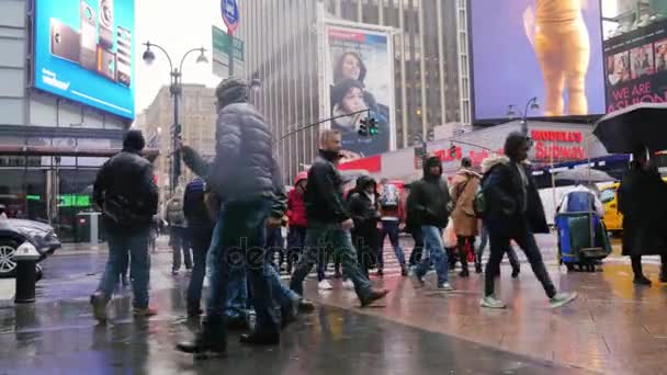 Nueva York, EE.UU. - OKT, 2016: Multitud de personas, turistas en un apuro por su negocio bajo la lluvia. Lluvia en Manhattan — Vídeos de Stock