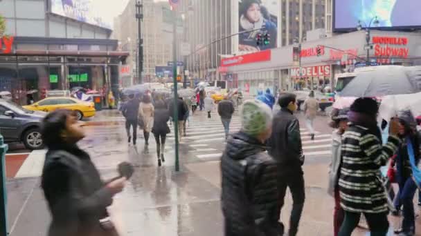 New York, Verenigde Staten - Okt, 2016: Mensen in de regen. Haast activiteiten op de straten van Manhattan — Stockvideo