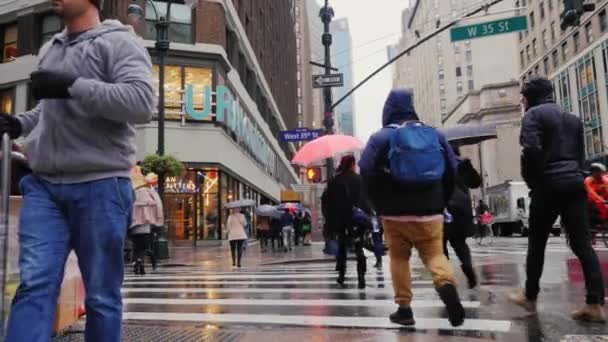 New York, USA - OKT, 2016: Gente sotto la pioggia. Attraversare la strada a Manhattan, West Street — Video Stock