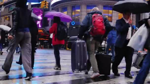 New York, USA - OKT, 2016: Persone, turisti viaggiano borse e ombrelli. La folla si affretta per affari sotto la pioggia — Video Stock