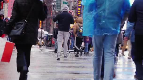 Nueva York, Estados Unidos - OKT, 2016: La gente bajo la lluvia está en las calles de Manhattan — Vídeos de Stock