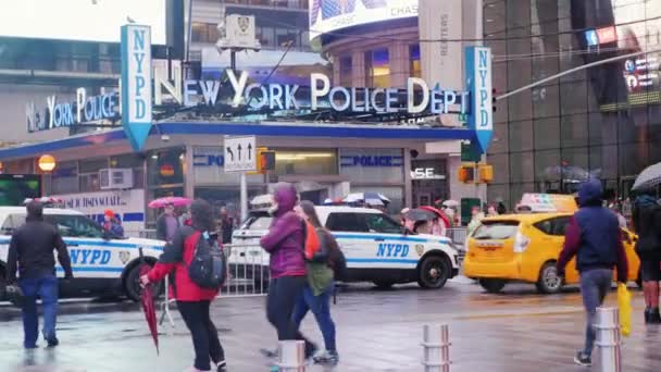 New York, USA - OKT, 2016: noti edifici del Dipartimento di Polizia di New York a Times Square, New York. Giorno di pioggia — Video Stock