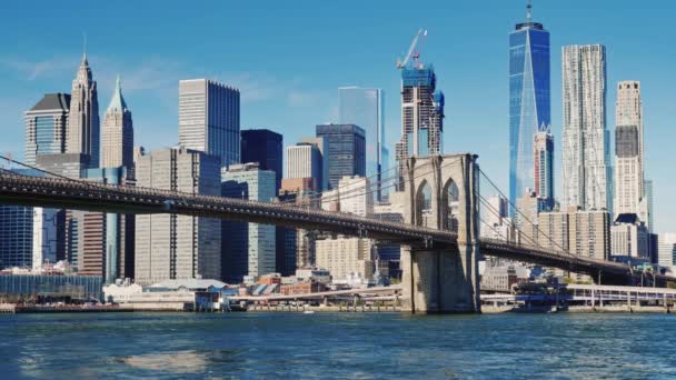 Panoráma Manhattan a Brooklyn Bridge. Jasný podzimní den — Stock video