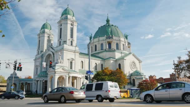 Lackawanna (New York) - oktober, 2016: de onze lieve vrouw van overwinning basiliek. Het is een katholieke parochiekerk en het nationale heiligdom in Lackawanna (New York). — Stockvideo