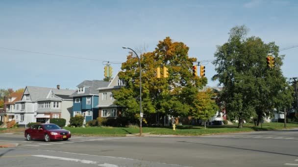 Buffalo, Nowy Jork - PAŹ 2016: ruch drogowy w małym amerykańskim miasteczku. Typowy krajobraz i budynków w Stany Zjednoczone Ameryki. Dzień jasny jesień — Wideo stockowe
