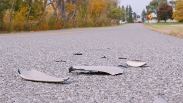 一场车祸的踪影。汽车保险杠碎片躺在路上 — 图库视频影像