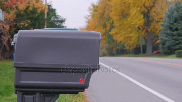 Unrecognizable man picks up the mail from the mailbox — Stock Video