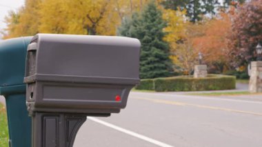 Wilson, New York - Ekim, 2016: bize teslim posta. Anonim adam yolun yanında posta posta alır