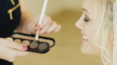 Çekici sarışın Gelin Makyaj