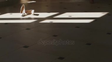 Kadın iç çamaşırı yerde ince gelin düğün ayakkabıları tarafından geçer.