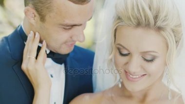Romantik Çift - beyaz gelin ve damat. Nazikçe sarıl