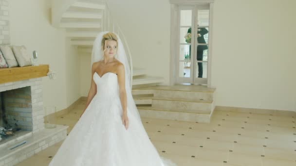 Primo incontro emotivo dello sposo e della sposa il giorno del matrimonio — Video Stock