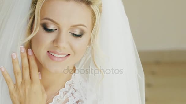 Портрет молодой белокурой белокурой невесты. Улыбаясь, глядя в камеру — стоковое видео